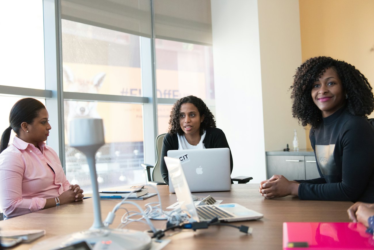 Instructor mentoring an AI student